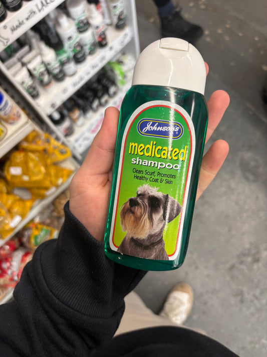 Johnson’s medicated shampoo 200ml